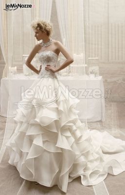 Vestito Da Sposa A Balze E Con Corpetto Gioiello Collezione Romeo E Vestito Da Sposa A Balze E Con Corpetto Gioiello Collezione Romeo E