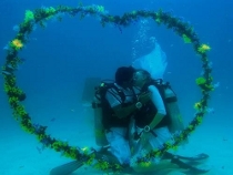 Il bacio degli sposi dopo la cerimonia sott'acqua