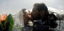 Il bacio degli sposi in acqua