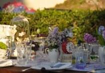 Tazze, teiere e orologi per i tavoli delle nozze