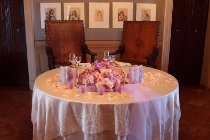 Tavolo per gli sposi allestito in un museo