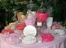 Caramelle e confetti per il matrimonio servite in ampolle di vetro