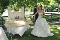Sposi durante il taglio della torta nuziale