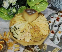 Angolo dei formaggi con prodotti tipici del territorio