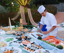 Angolo del sushi: lo chef prepara le porzioni durante lo svolgimento del ricevimento di matrimonio