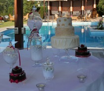Angolo dei dolci con la wedding cake per il buffet di matrimonio