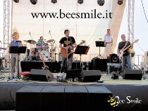 Band musicale Smile durante un'esibizione