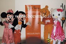 Lo staff Bee Smile in costume fiabe di Walt Disney - Winnie The Pooh, Topolino, Topolina e Hello Kitty