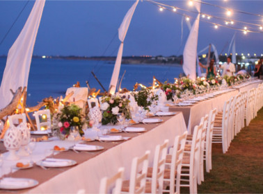 matrimonio spiaggia tavoli sera