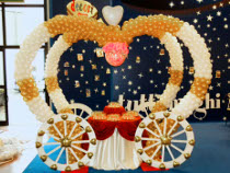 Carrozza allestita con palloncini per il tavolo dei dolci al matrimonio
