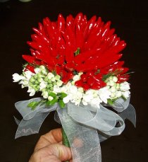 Bouquet di peperoncini per una sposa dallo stile in controtendenza