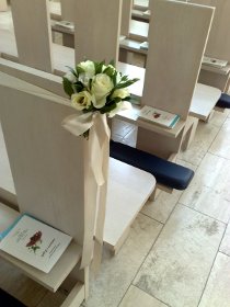 Dettaglio floreale per la cerimonia in stile elegante e semplice