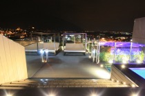 Terrazza panoramica di Attico Summano con piscina e giardino verticale