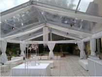 Gazebo con veli e tetto trasparente per l'allestimento di un matrimonio outdoor