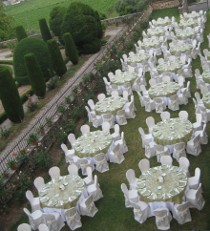 Allestimento del matrimonio in giardino con tavoli rotondi