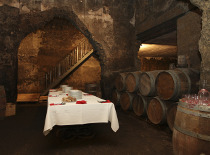 Tavolo imbandito per la degustazione nella Cisterna Romana