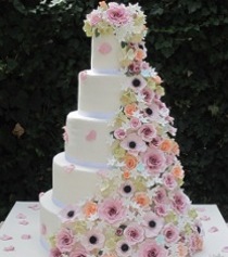 Romantica: torta con ghirlanda di fiori realizzata da Le Dolci Creazioni