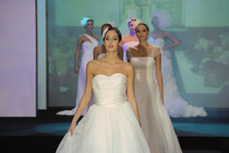 Sfilata abiti da sposa durante ForWedding Roma - Foto NABIS