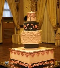 Sofisticata: wedding cake dalle linee barocche realizzata da Le Dolci Creazioni