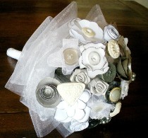 Bouquet per la sposa elegante con bottoni grigio perla
