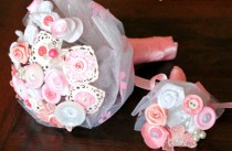 Bouquet per la sposa romantica con bottoni rosa e bianchi