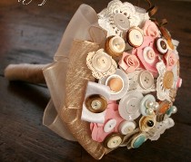 Bouquet per la sposa shabby chic con bottoni color arancio, rosa e panna