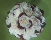 Bouquet di rose avorio con petali rosso scuro