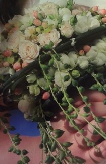 Bouquet cadente con fiori e bacche