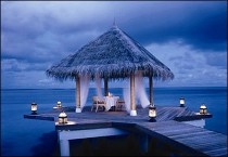 Cena romantica in riva al mare durante la luna di miele in Polinesia