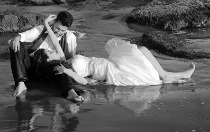 Sposi sulla sabbia per il servizio fotografico di nozze by GoldFoto