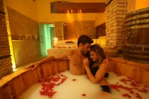 Sposi nel bagno di latte di asina alle Terme di Trastevere