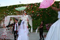 Festeggiamenti di matrimonio in strada Il corteo che accompagna la sposa