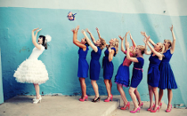 Il lancio del bouquet La sposa lancia il bouquet
