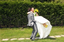 Sposo porta in braccio la sposa Sposo che porta in braccio la sposa