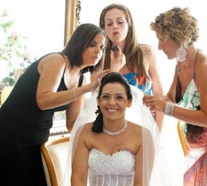 La sposa con le testimoni durante i preparativi - Polimfoto