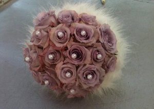 Bouquet con piume e perle - Rosa Blu