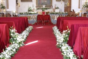 Allestimento della chiesa per il matrimonio in rosso - Addobbi Gori Daniele