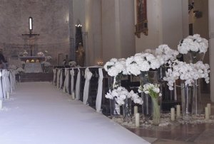 Allestimento della chiesa per il matrimonio total white - Milleluna Wedding & Party Planner