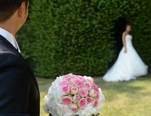 Lo sposo porta il bouquet alla sposa - Fiori La Rosa Blu