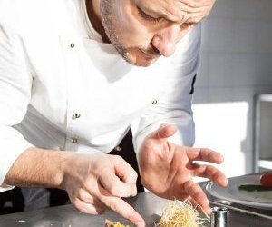 Lo Chef Alberto Colacchio mentre prepara un piatto