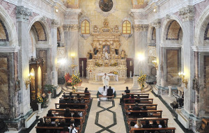 Rito del matrimonio misto con sacerdote in chiesa - ClickArt Foto