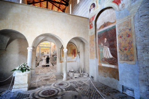 Chiesa consacrata all'interno della location con affreschi e mosaici