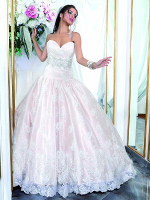 Modello 3: abito da sposa con sottogonna rosa pastello