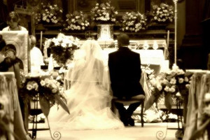 Gli sposi all'altare durante il rito religioso - Foto Federico Porta Fotografo