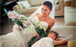La sposa sul letto con la figlia prima della cerimonia - Maraca FotoGrafia
