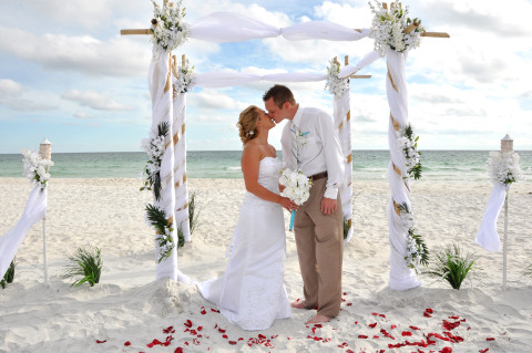 Matrimonio sulla spiaggia in estate