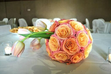 Centrotavola con rose e tulipani