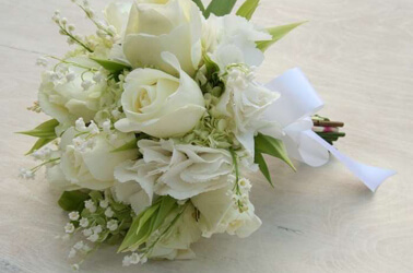 Bouquet di nozze di peonie bianche e mughetto