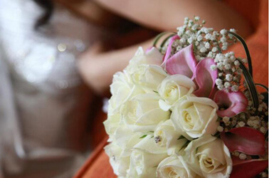 Bouquet di nozze con rose, calle e strass