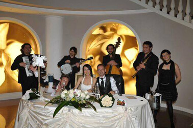 Band e sposi insieme alla festa di matrimonio